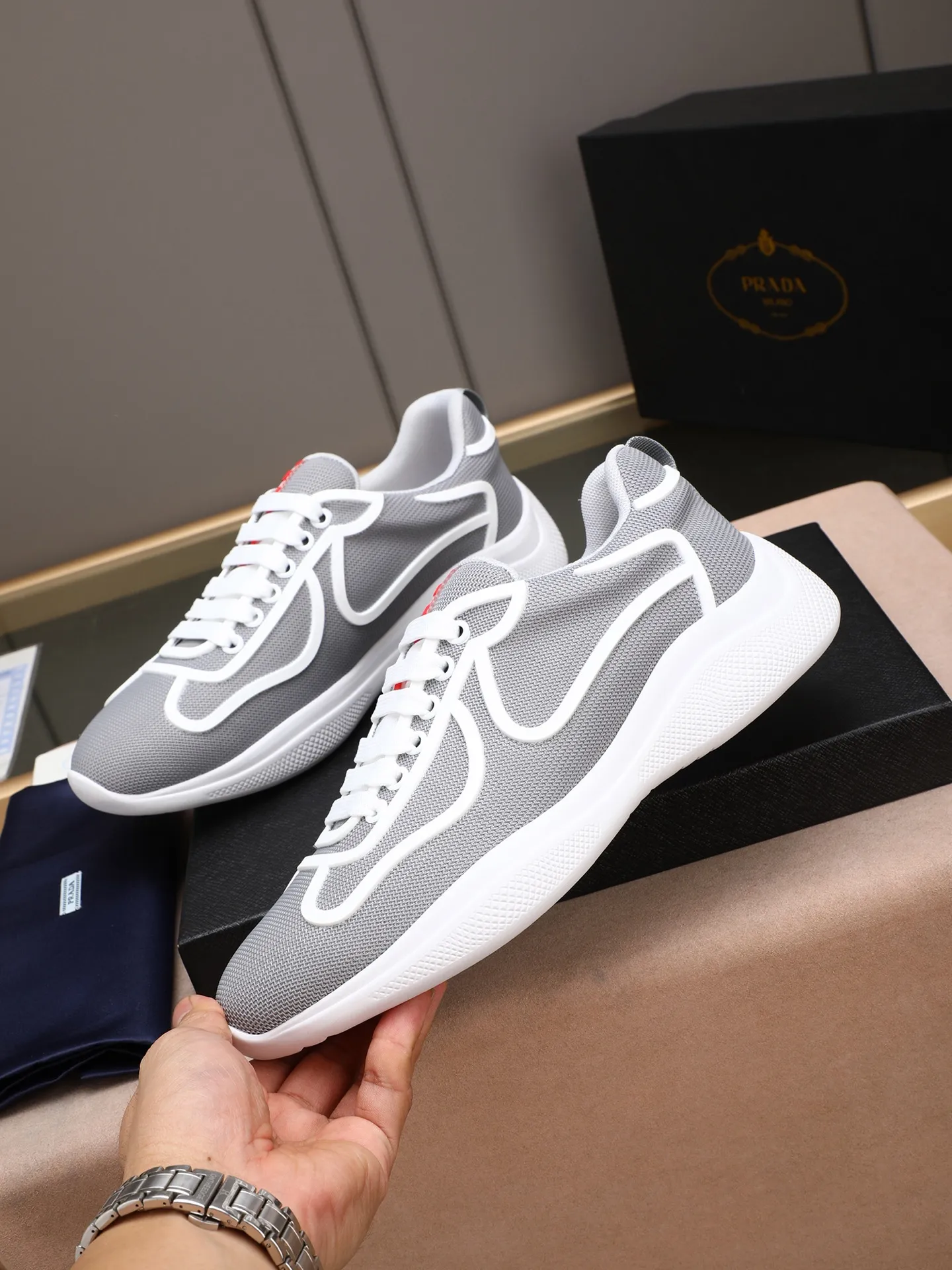 Men's shoes 💰400 PRADA/Prada men's lace-up casual sports shoes, the upper is made of imported rubber and breathable mesh. It is soft, comfortable and breathable. The tongue is decorated with the PRADA brand letter logo. The thick rubber sole echoes the red label tongue. The style is fashionable and elegant. The details are carefully crafted. A casual sports shoe with a super western style and excellent breathability!  Size: 38-44 (45 46 customized)